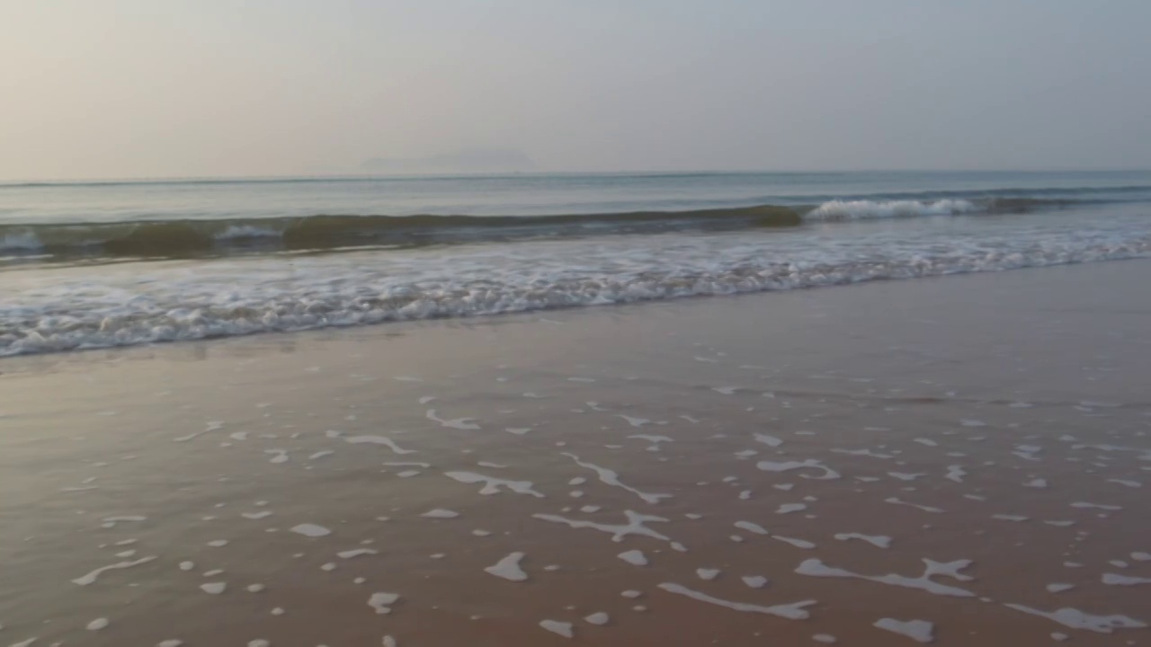 太阳在海面冉冉升起视频素材