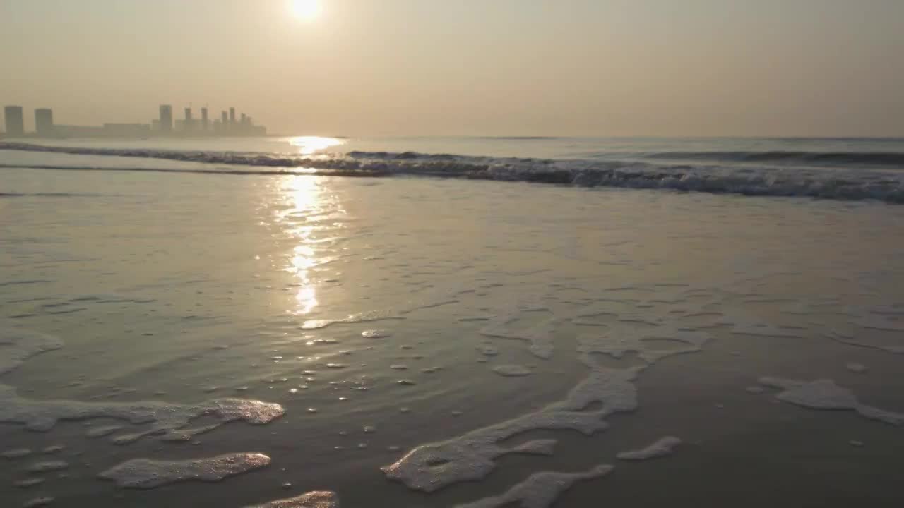 太阳在海面冉冉升起视频素材