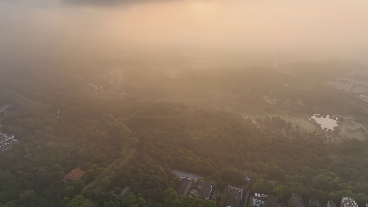 日出光照云海下的南京中山陵美龄宫视频素材