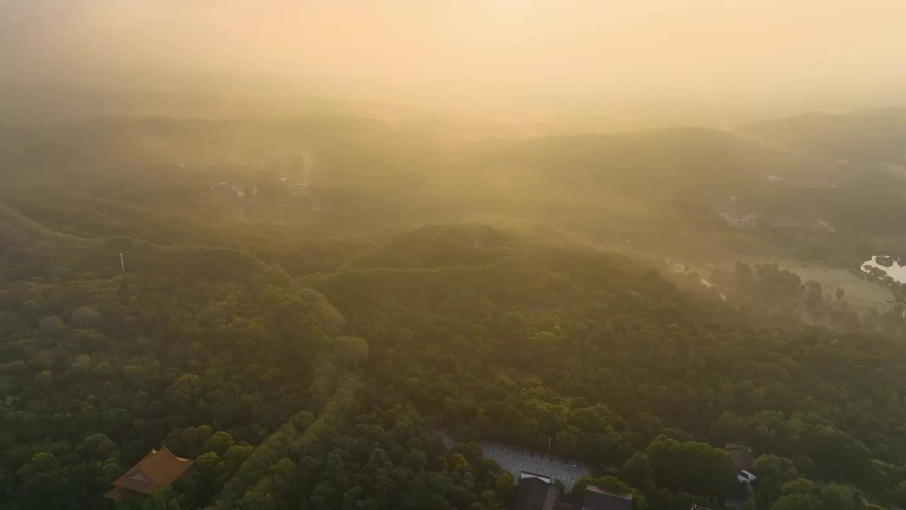 日出光照云海下的南京中山陵美龄宫视频素材