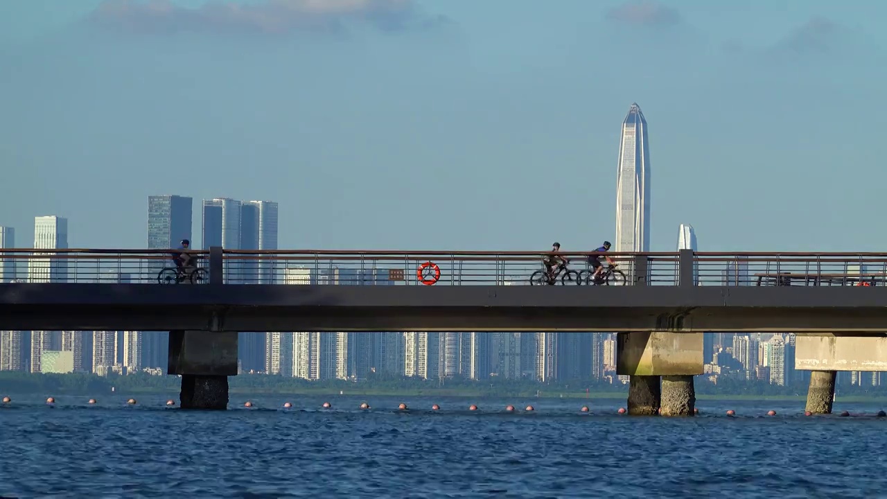 深圳湾栈桥上的骑行者视频素材