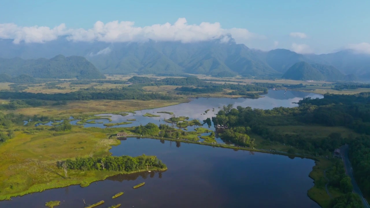 大九湖，神农架大九湖，夏天的大九湖，神农架景区，湖泊的倒影，湖光山色的风景，天光云影视频素材