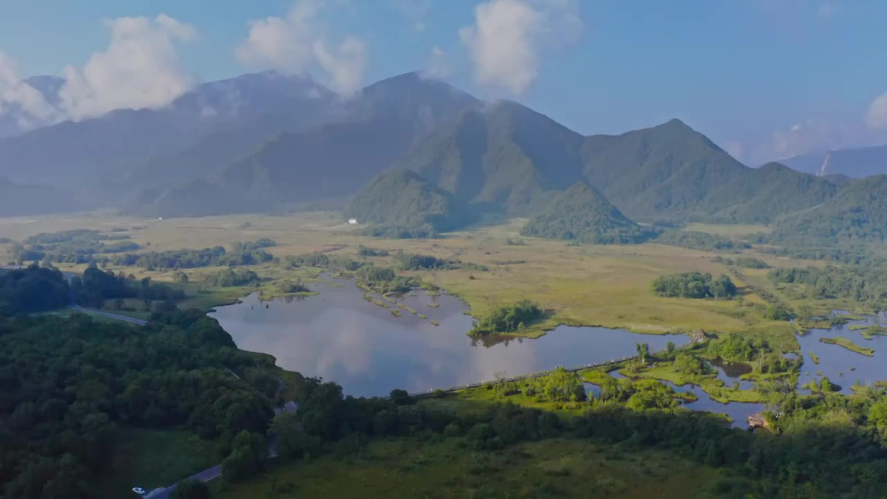 大九湖，神农架大九湖，夏天的大九湖，神农架景区，湖泊的倒影，湖光山色的风景，天光云影视频素材