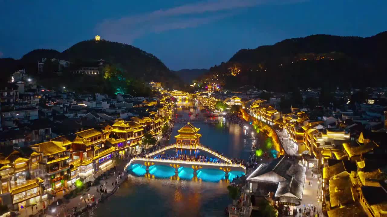 凤凰古城夜景，古城夜景，航拍凤凰古城，边城，凤凰古城灯光，沱江，城市夜景，古镇夜晚，繁华，热闹视频素材