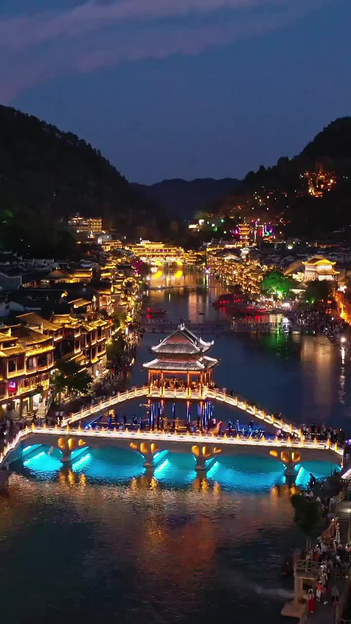 凤凰古城夜景，古城夜景，航拍凤凰古城，边城，凤凰古城灯光，沱江，城市夜景，古镇夜晚，繁华，热闹视频素材