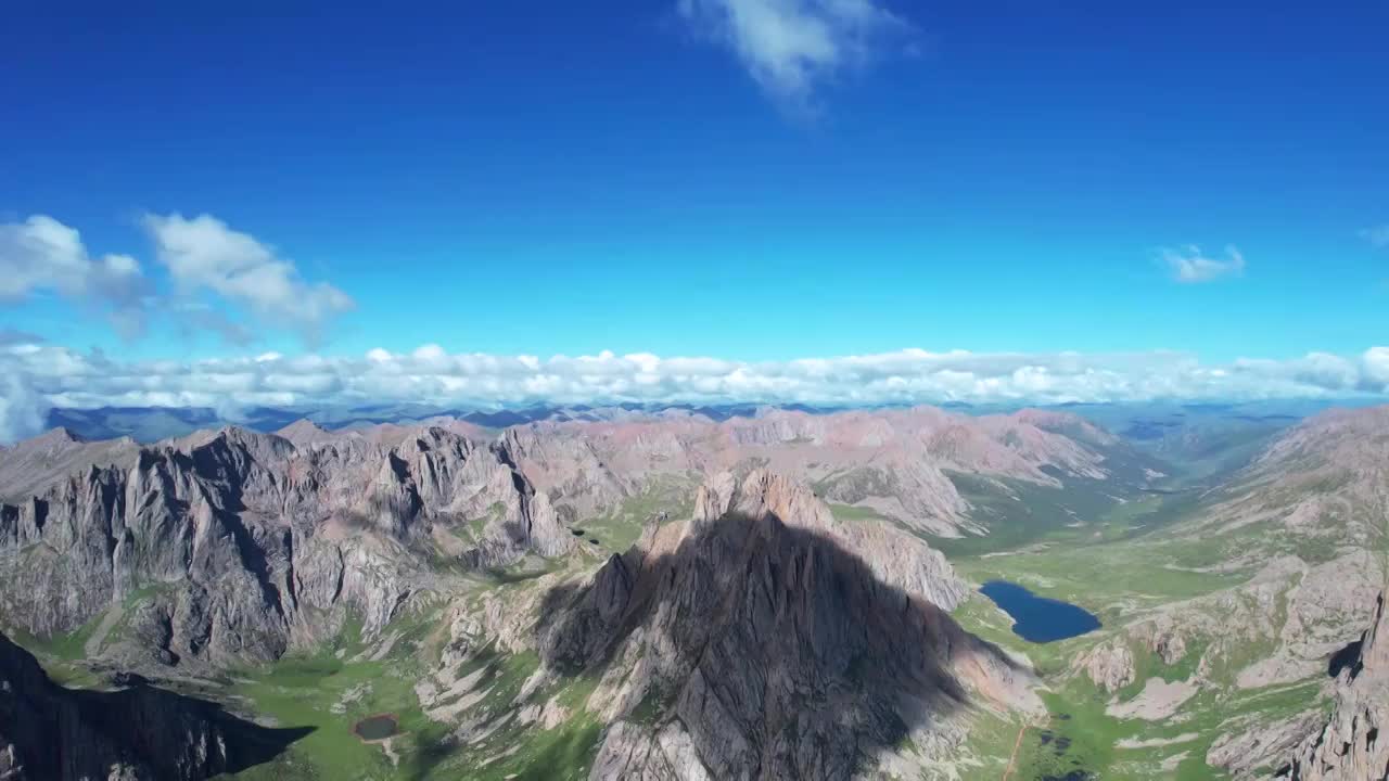 航拍四川阿坝州莲宝叶则景区山峰云海视频素材