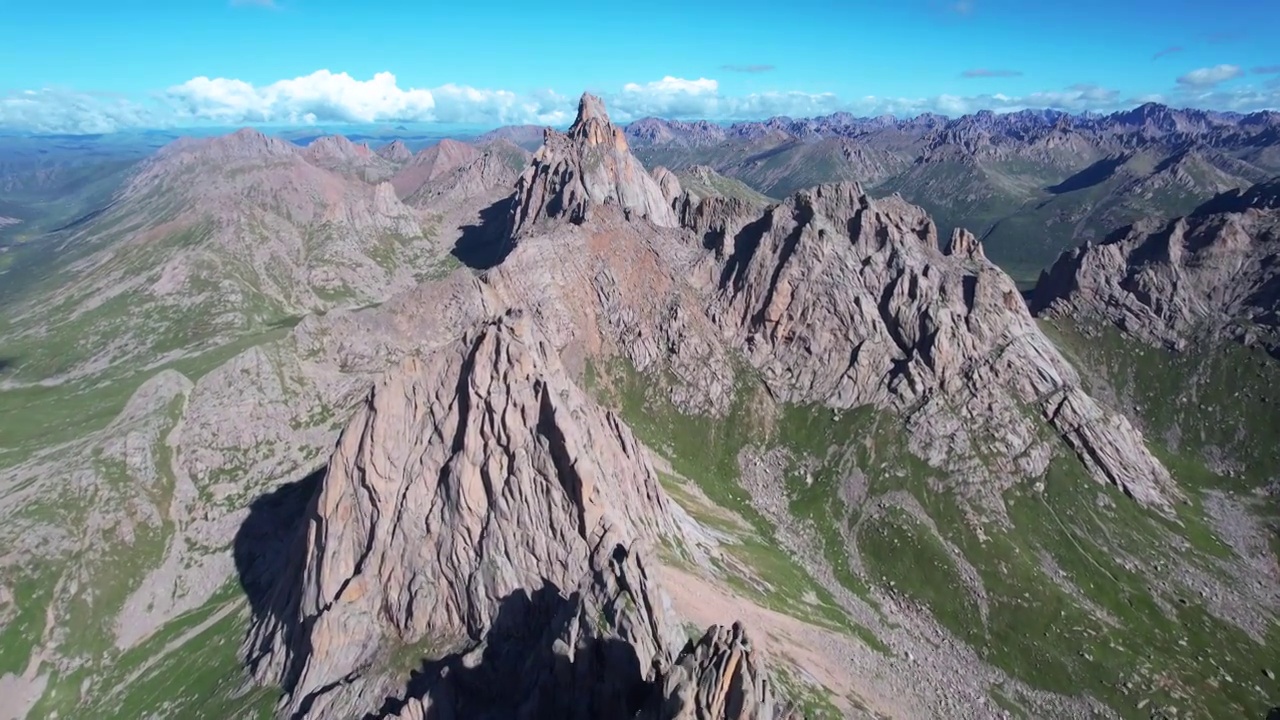 航拍四川阿坝州莲宝叶则景区山峰云海视频素材