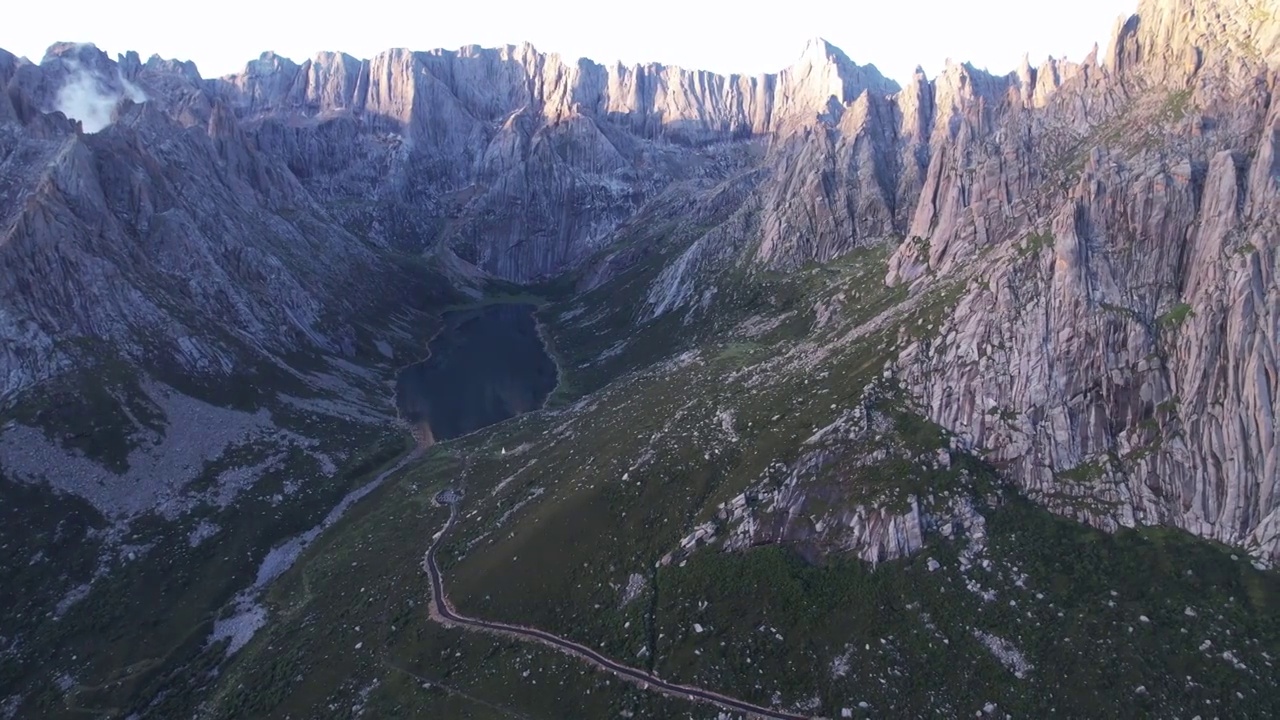 航拍四川阿坝州莲宝叶则景区山峰湖泊自然风光视频素材