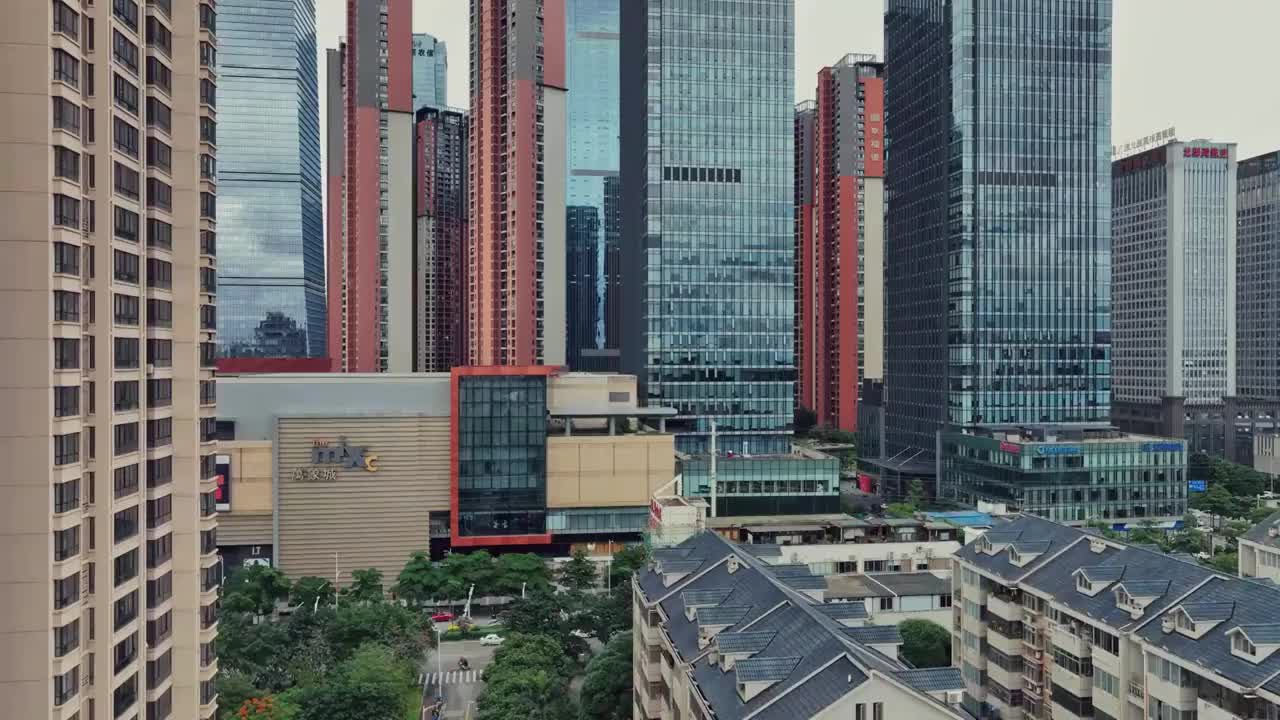 无人机从低空向高空，平视视角拍摄雨后南宁市中心的城市风光，万象城视频下载