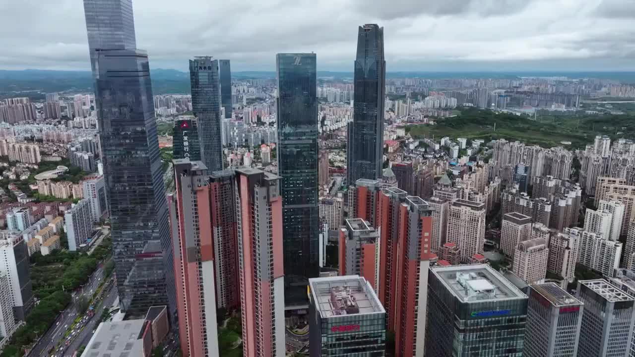 无人机从高空视角，拍摄雨后南宁市中心的城市风光视频素材