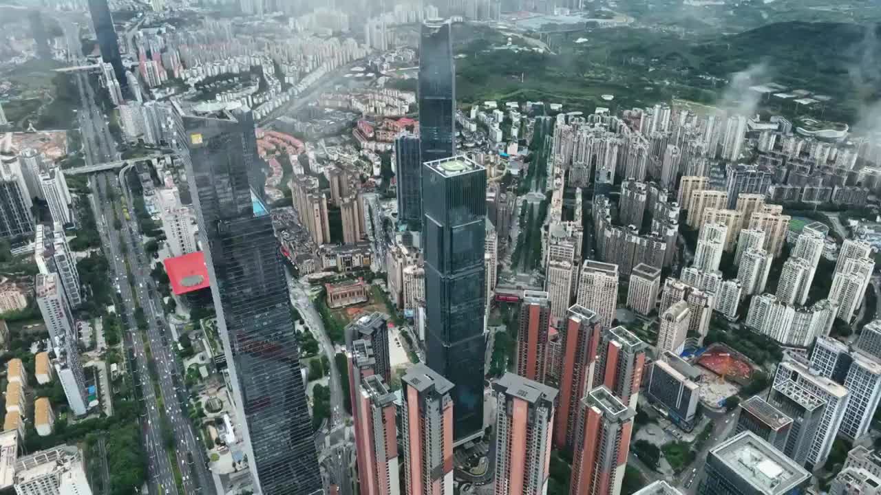 无人机从高空视角，拍摄雨后南宁市中心的城市风光视频素材