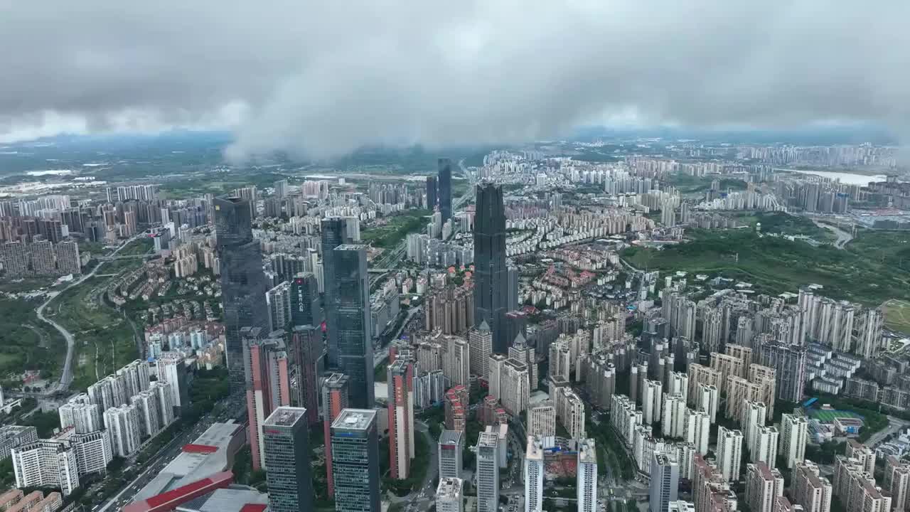 无人机从高空拍摄雨后南宁市中心的城市风光，万象城视频素材