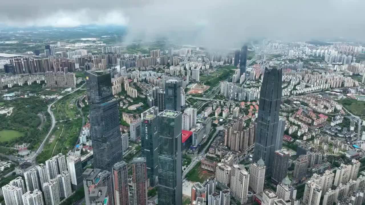 无人机从高空拍摄雨后南宁市中心的城市风光，万象城视频下载