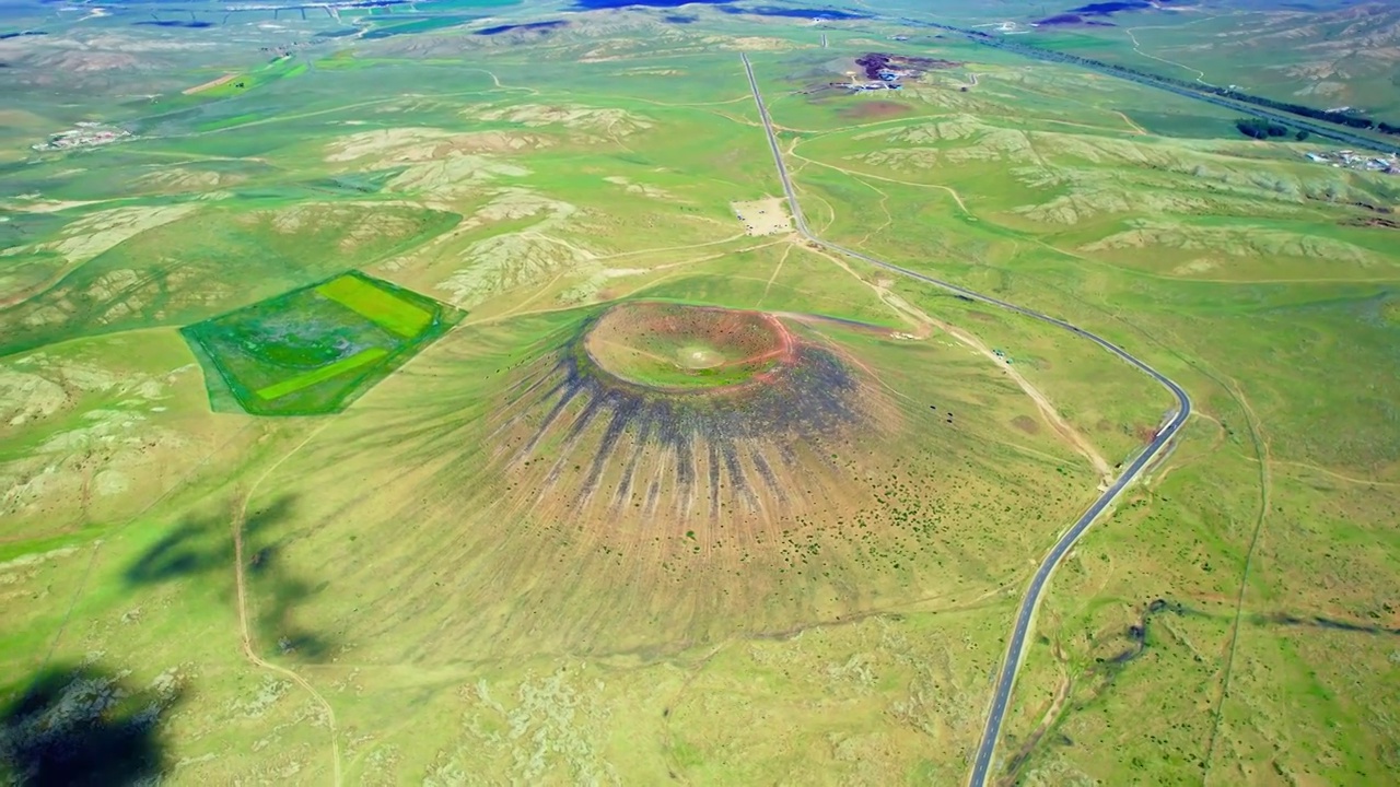 中国内蒙古乌兰察布乌兰哈达火山五号火山航拍视频素材