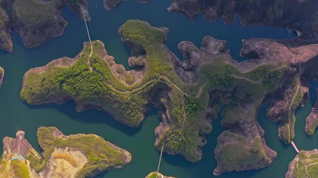 高椅岭，高椅岭航拍，丹霞地貌与湖水视频素材