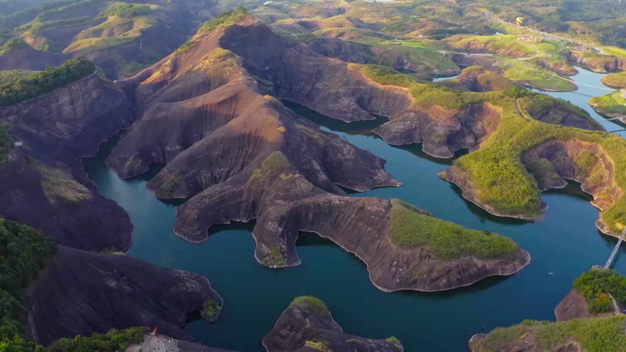 高椅岭，高椅岭航拍，丹霞地貌与湖水视频素材