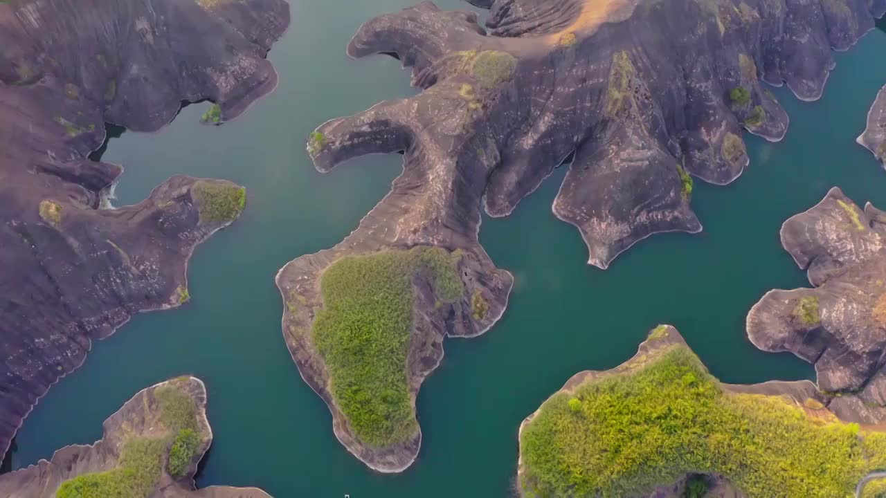 高椅岭，高椅岭航拍，丹霞地貌与湖水视频素材