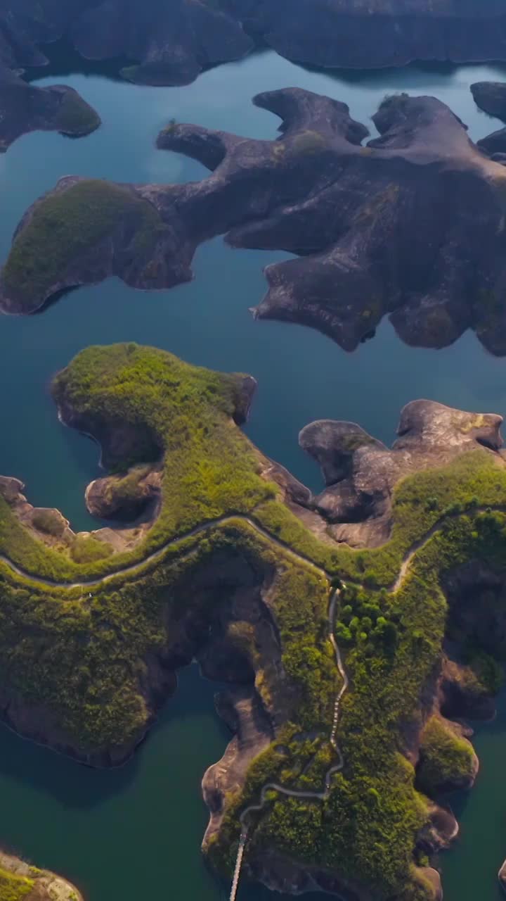 高椅岭，高椅岭航拍，丹霞地貌与湖水视频素材