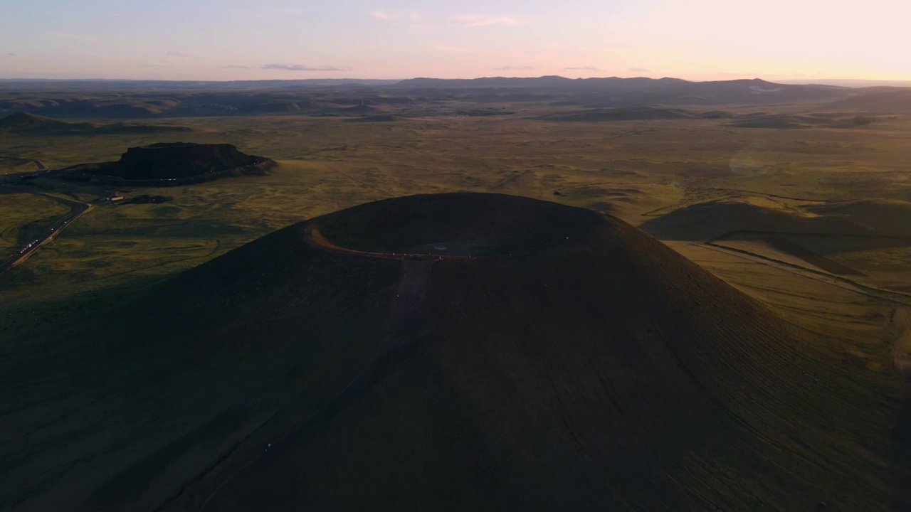 日落时乌兰察布火山航拍视频素材