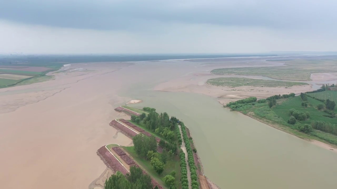 航拍伊洛河汇入黄河，河水泾渭分明视频素材