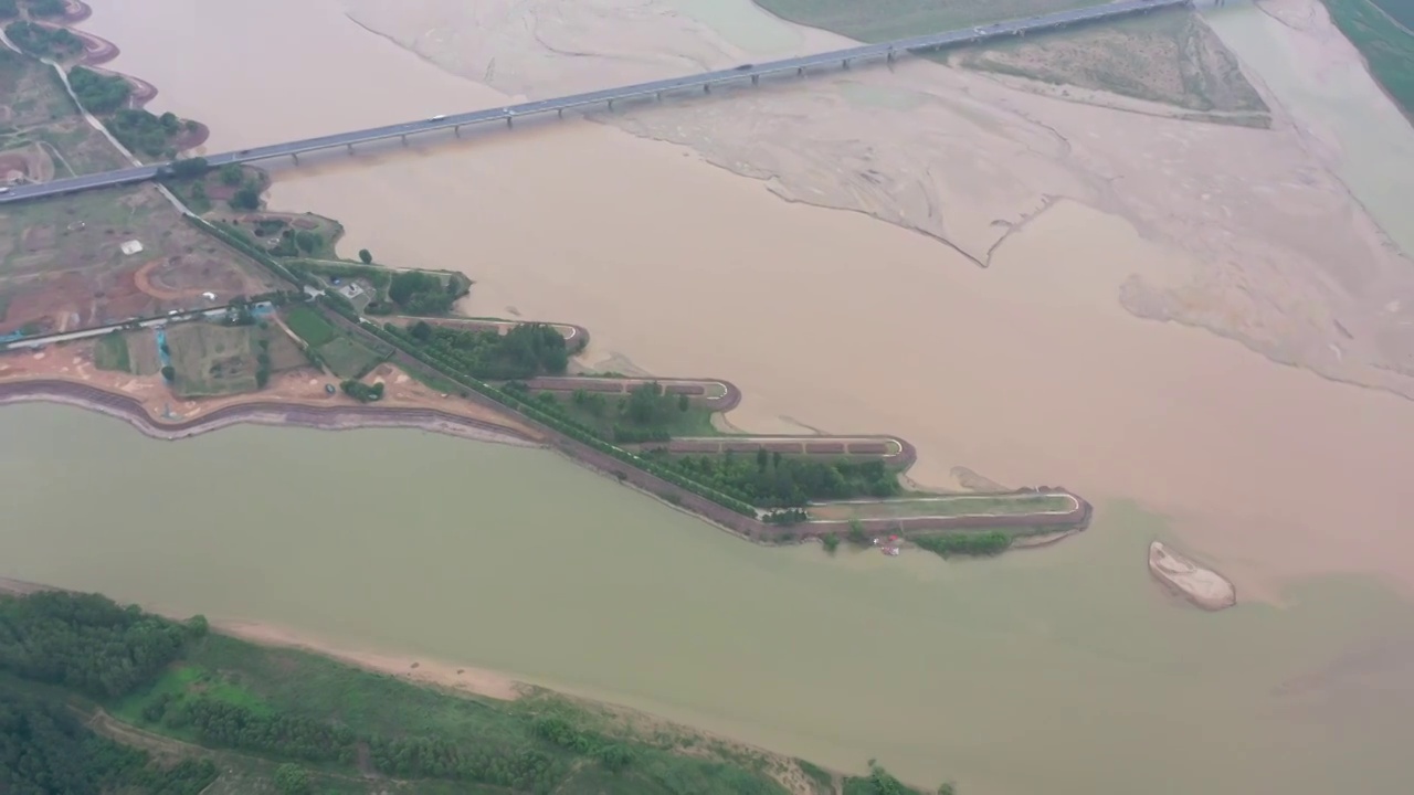 航拍伊洛河汇入黄河，河水泾渭分明视频素材