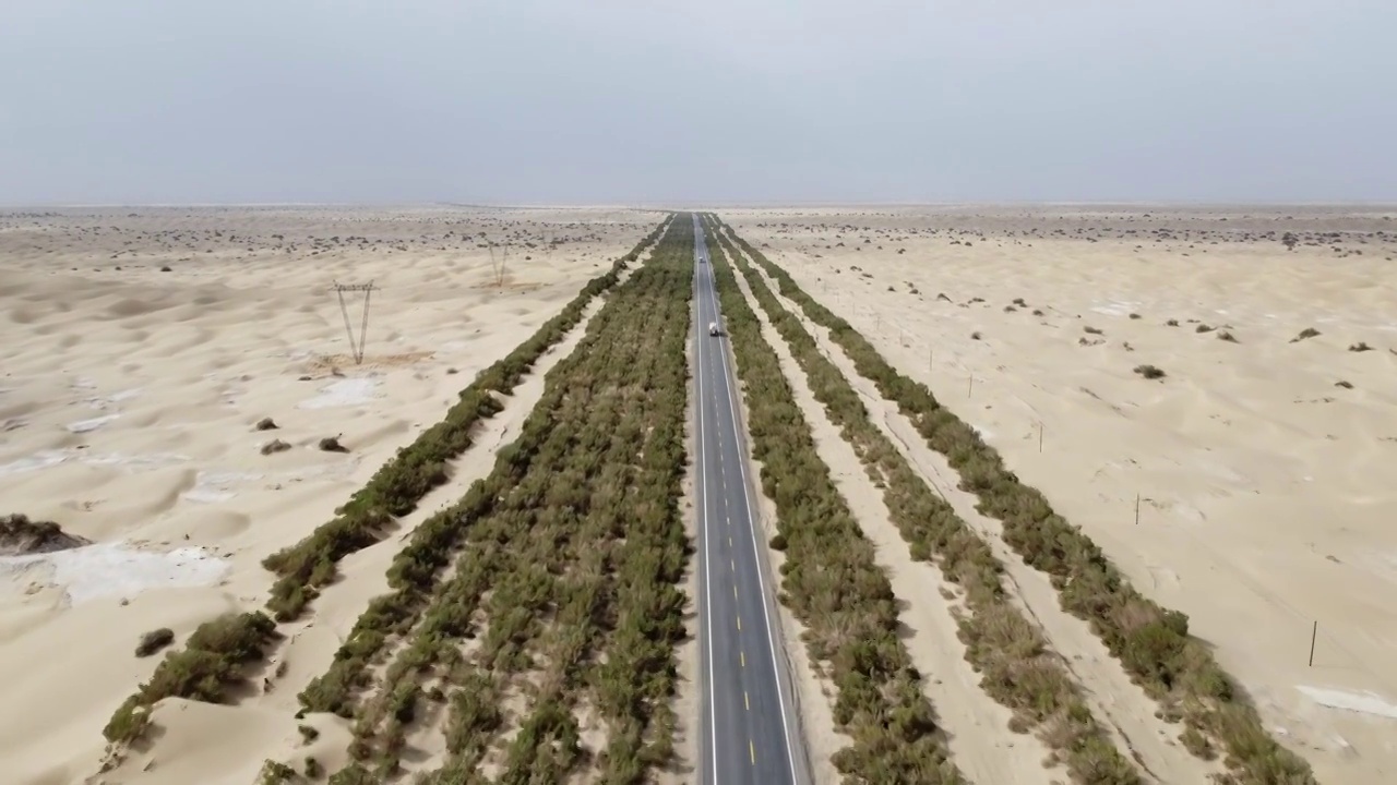 航拍沙漠公路货车视频素材