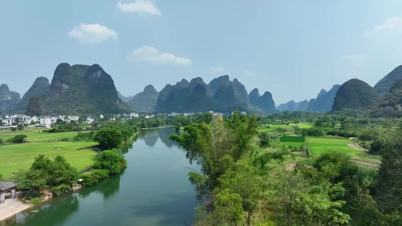 秋天阳光下阳朔遇龙河两岸的山和稻田视频素材