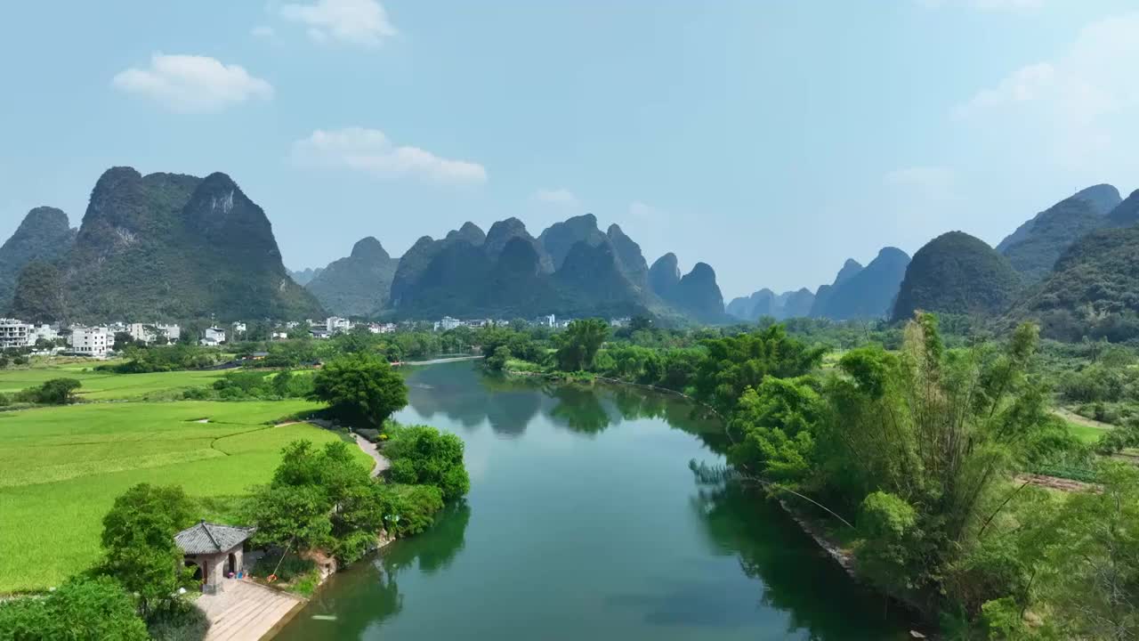 秋天阳光下阳朔遇龙河两岸的山和稻田视频素材