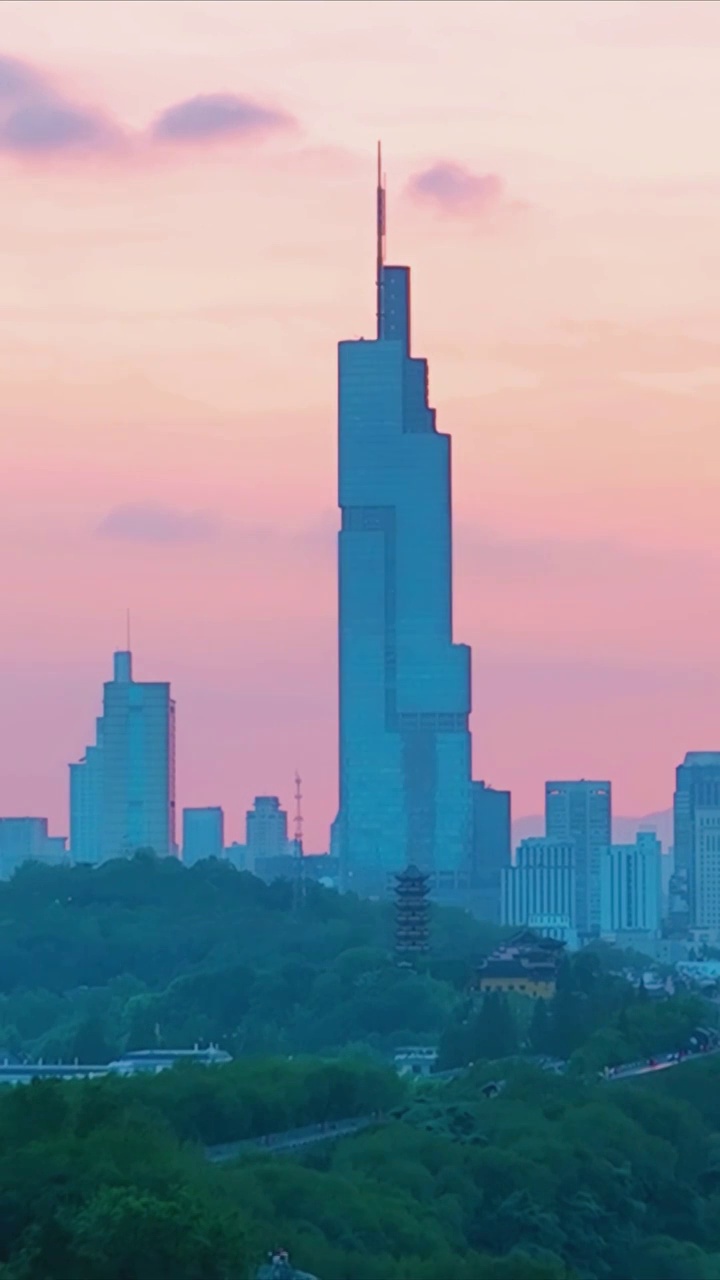 晚霞中同框的鸡鸣寺与紫峰大厦，江苏南京玄武区视频素材