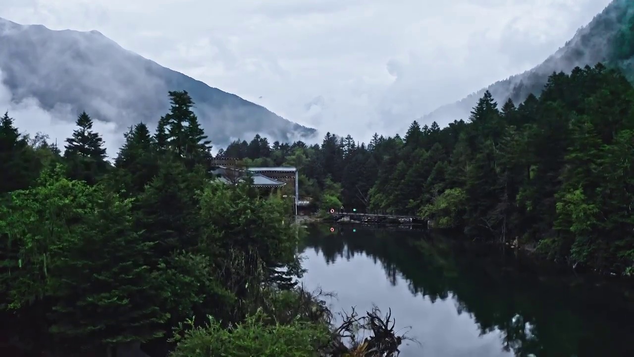 木格措，康定情歌风景区，湖泊的倒影，烟雨朦胧的风景，水墨的景观，湖泊与森林视频素材