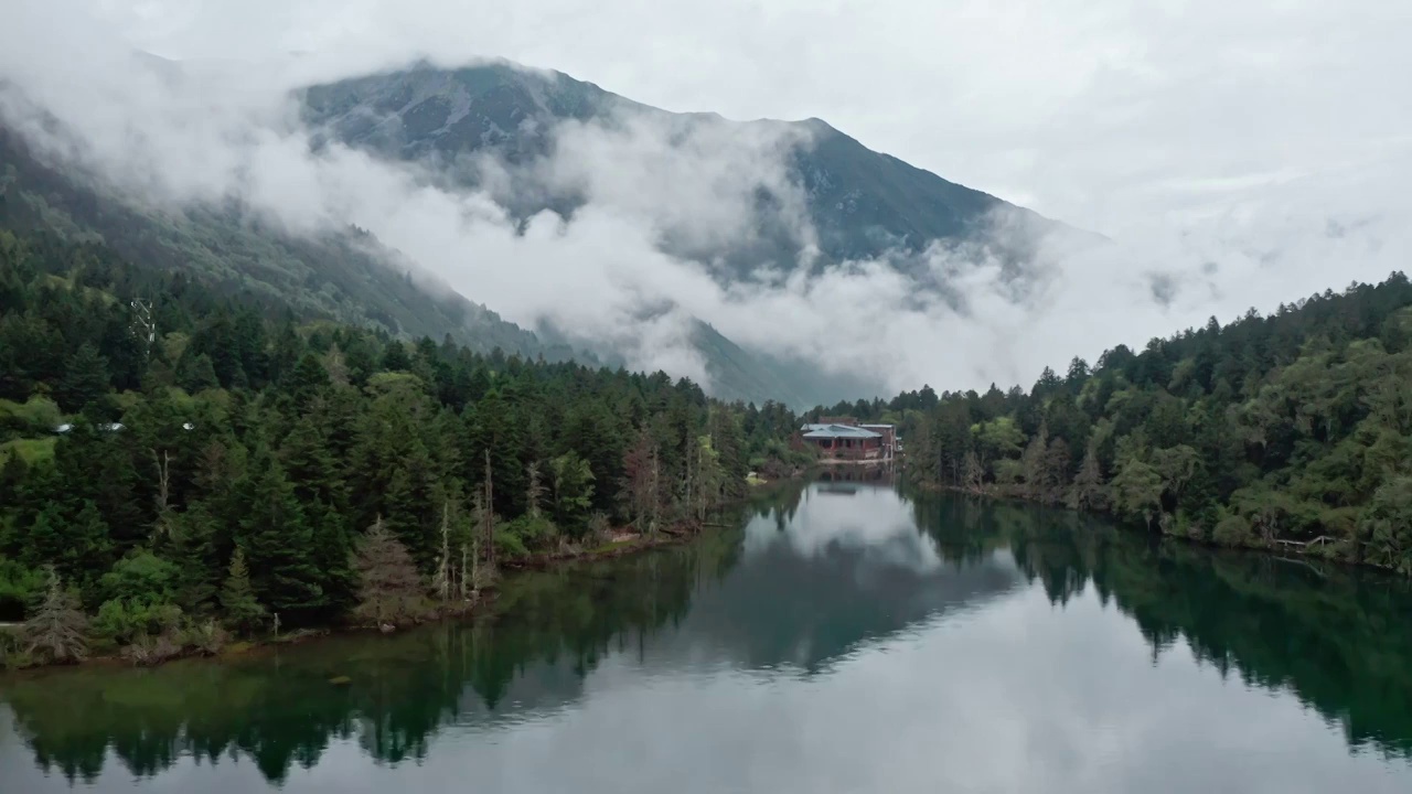 木格措，康定情歌风景区，湖泊的倒影，烟雨朦胧的风景，水墨的景观，湖泊与森林视频素材