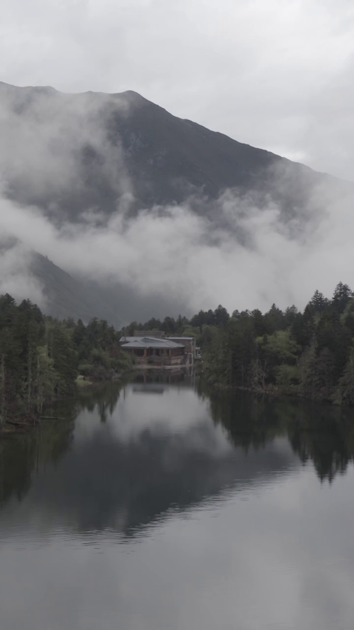 木格措，康定情歌风景区，湖泊的倒影，烟雨朦胧的风景，水墨的景观，湖泊与森林视频素材