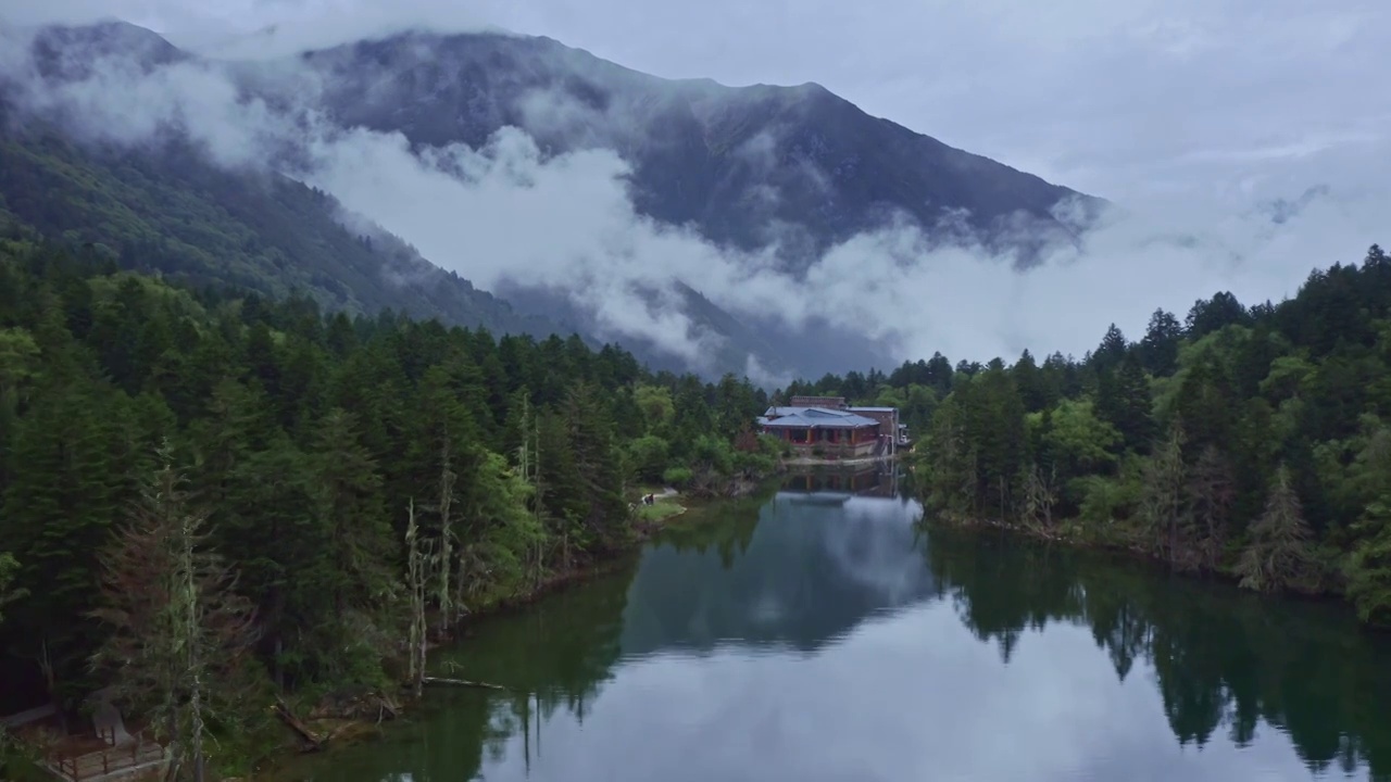 木格措，康定情歌风景区，湖泊的倒影，烟雨朦胧的风景，水墨的景观，湖泊与森林视频素材