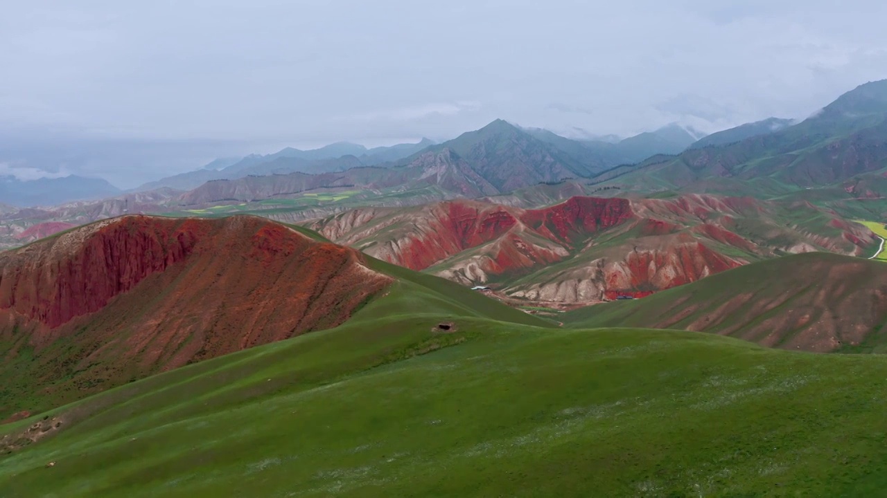 祁连山风光，祁连卓尔山景区，夏天的祁连山，丹霞地貌与草原，祁连草原视频素材