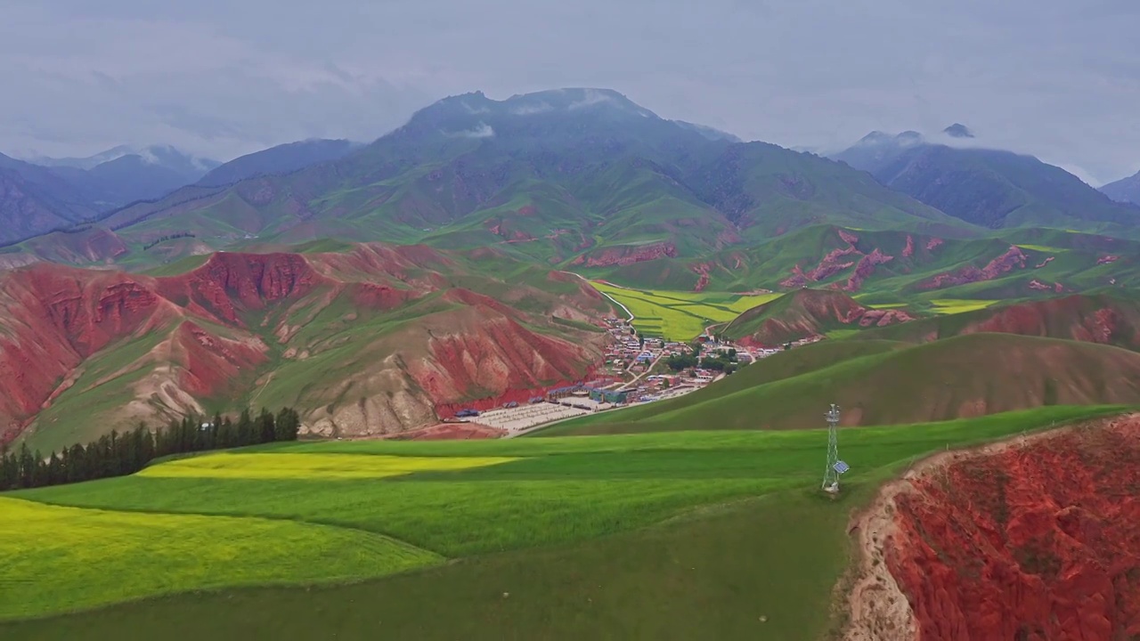 祁连山风光，祁连卓尔山景区，夏天的祁连山，丹霞地貌与草原，祁连草原视频素材