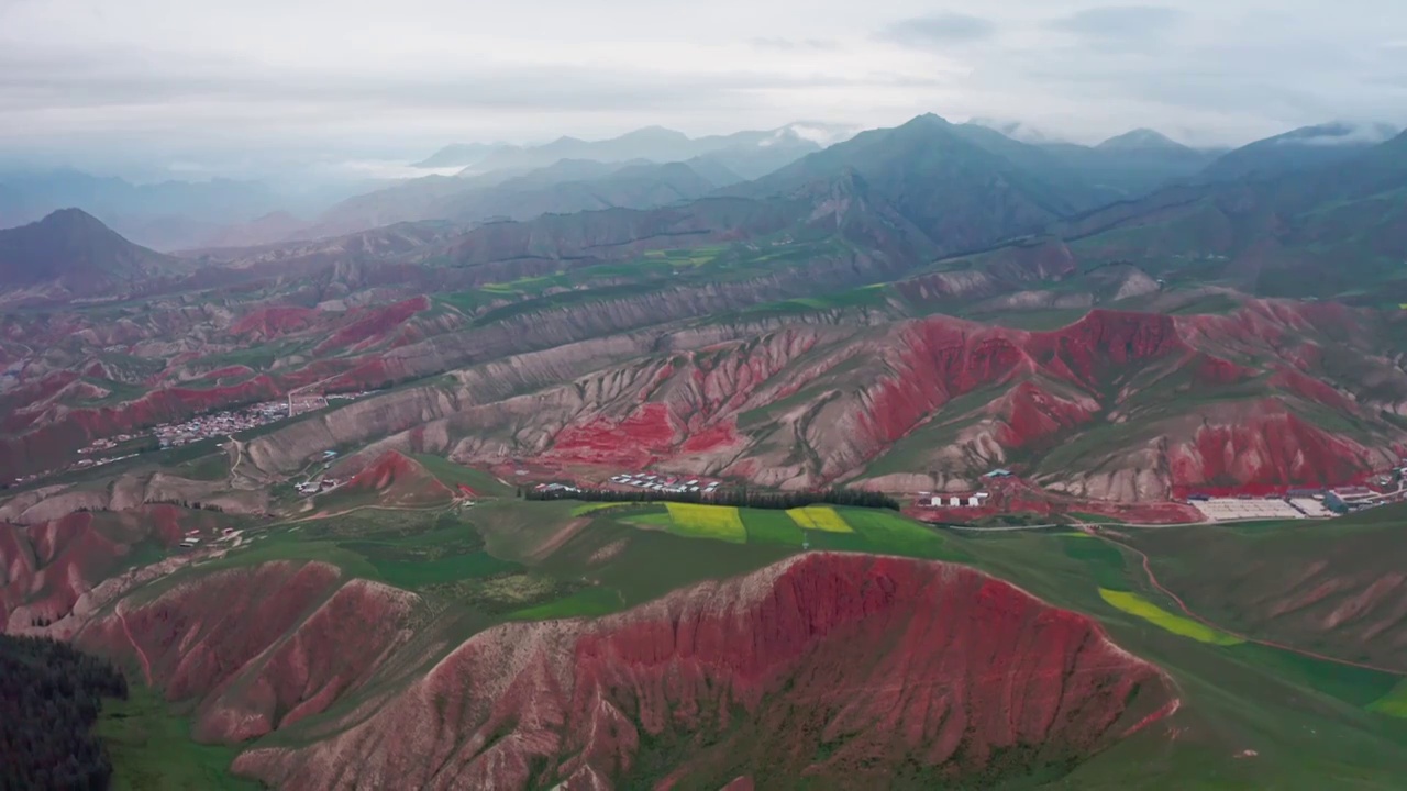 祁连山风光，祁连卓尔山景区，夏天的祁连山，丹霞地貌与草原，祁连草原视频素材