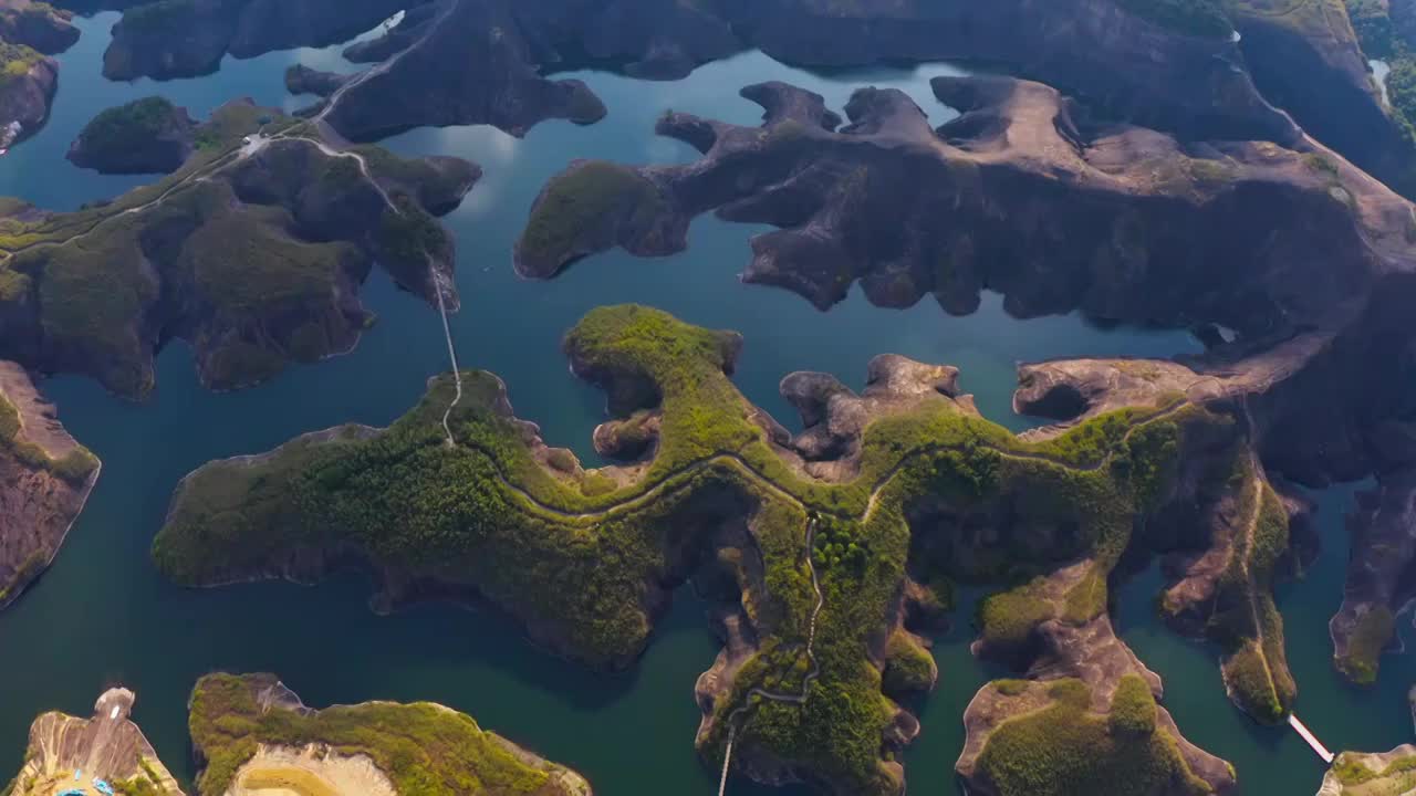 高椅岭，丹霞地貌，飞天高椅岭，丹霞，航拍视角的高椅岭，丹霞地貌与湖泊，俯瞰水上丹霞视频素材