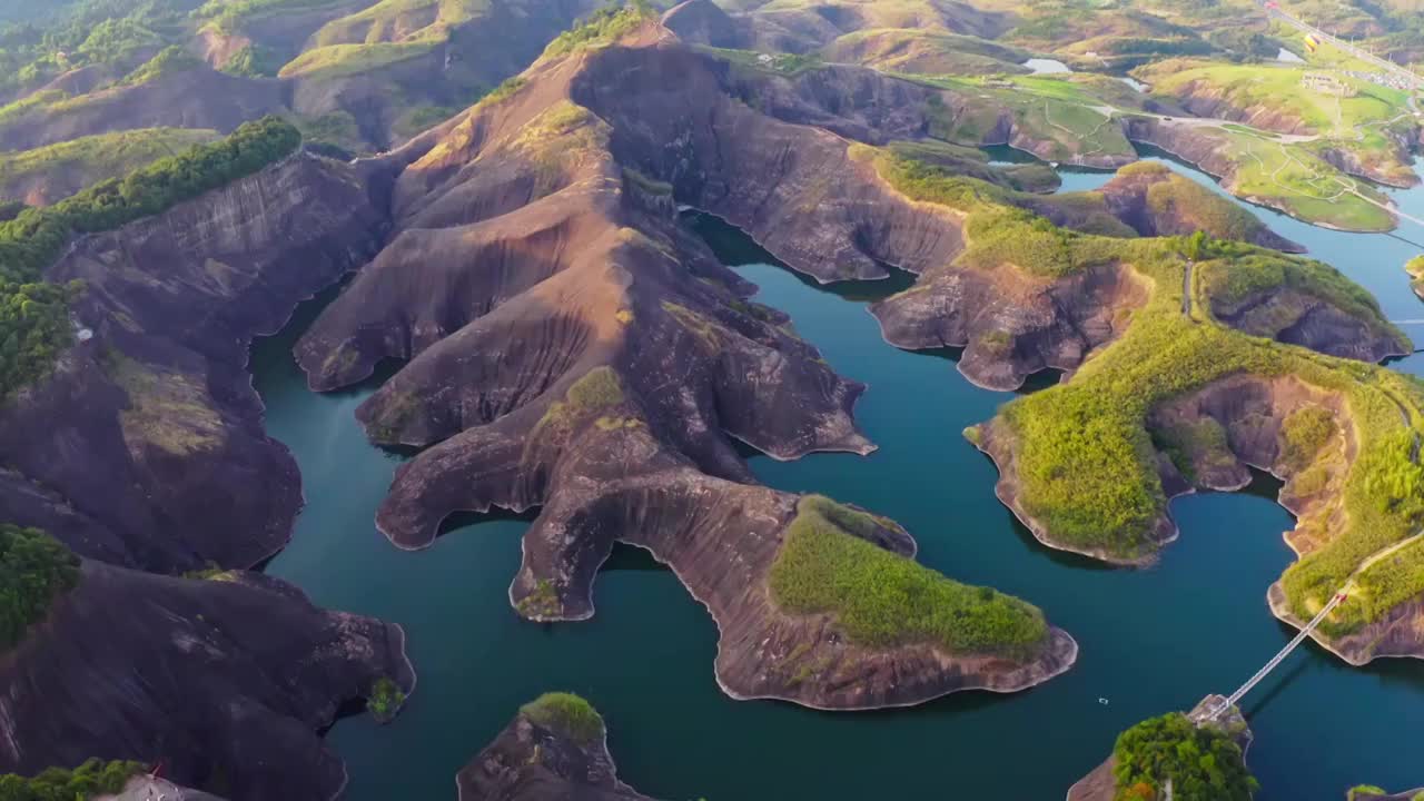 高椅岭，丹霞地貌，飞天高椅岭，丹霞，航拍视角的高椅岭，丹霞地貌与湖泊，俯瞰水上丹霞视频素材