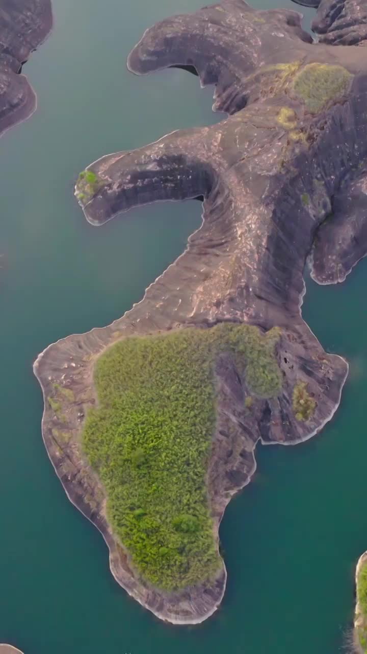 高椅岭，丹霞地貌，飞天高椅岭，丹霞，航拍视角的高椅岭，丹霞地貌与湖泊，俯瞰水上丹霞视频素材