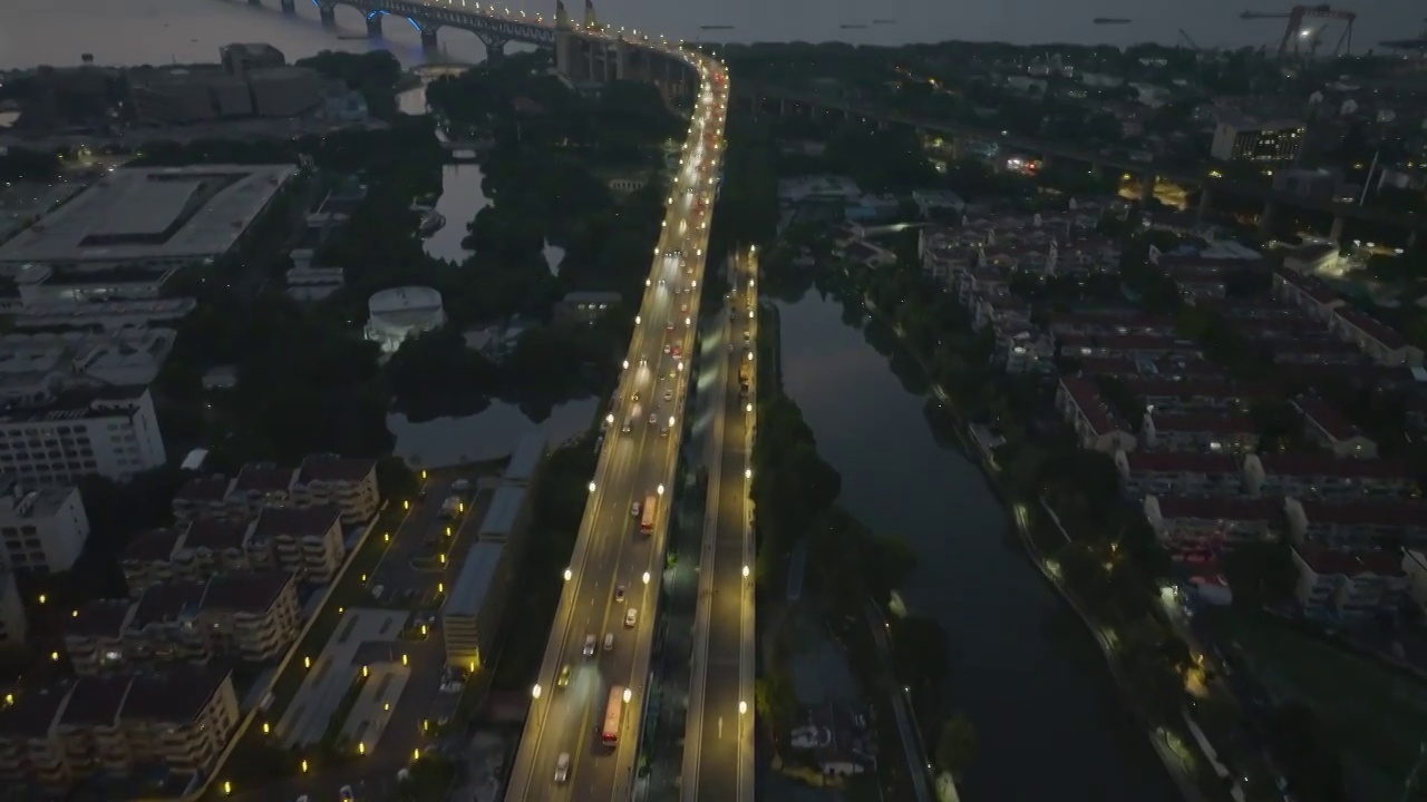 航拍夜幕下的南京长江大桥道路车流视频素材