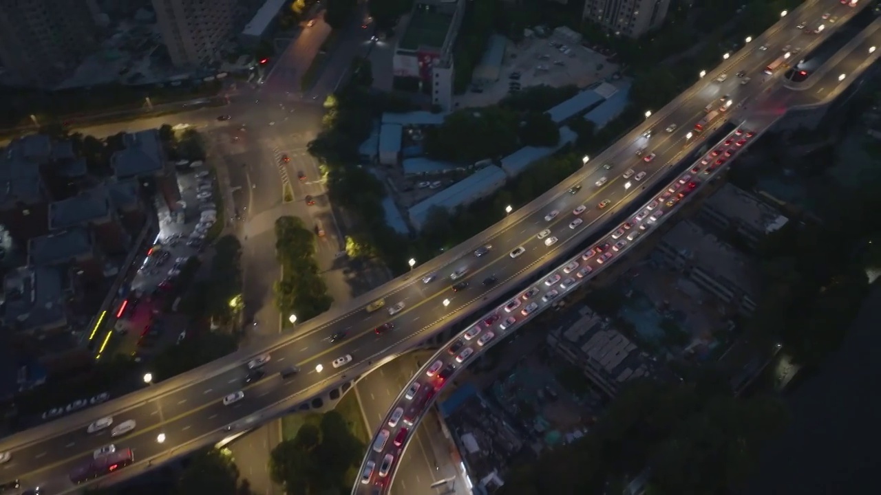 航拍夜幕下的南京长江大桥道路车流视频素材