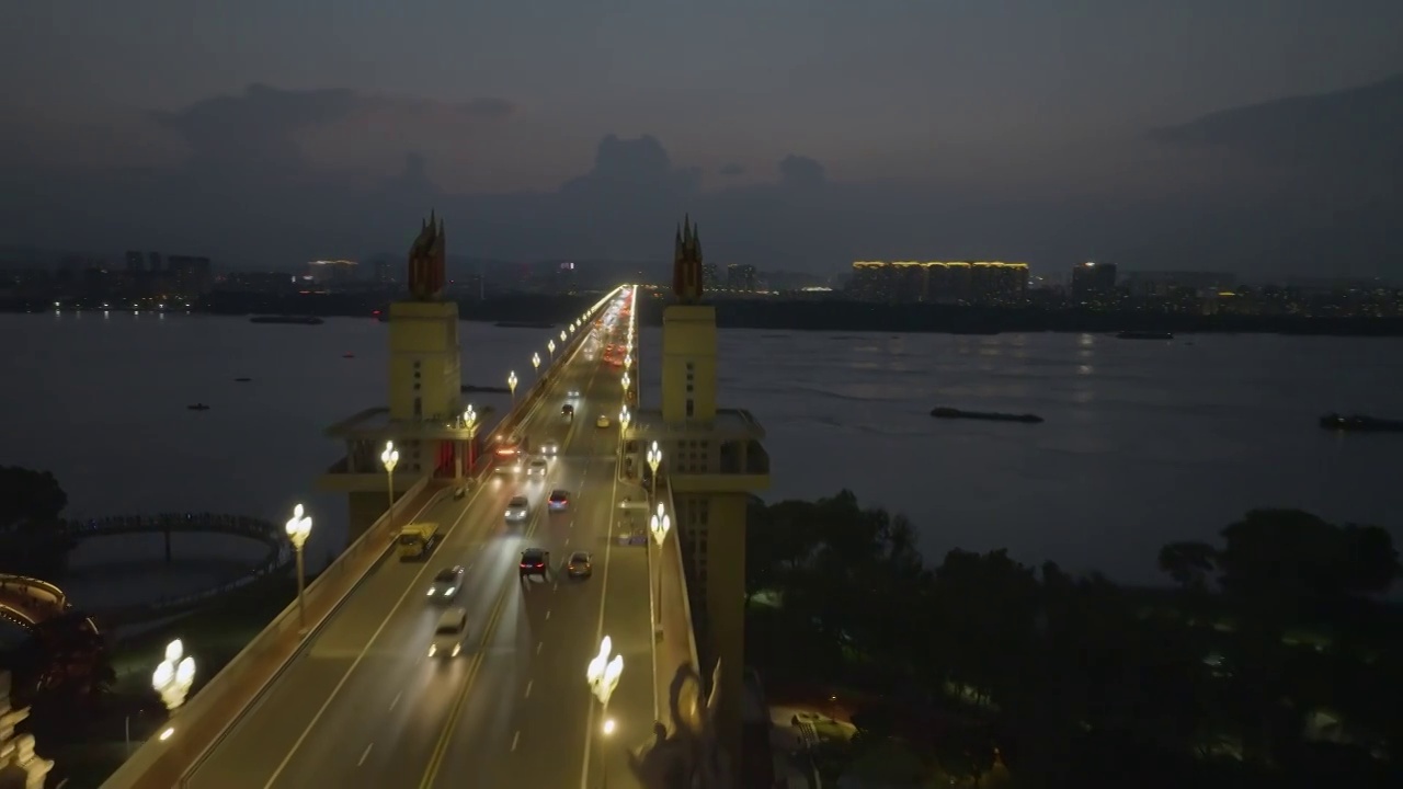 航拍夜幕下的南京长江大桥道路车流视频素材