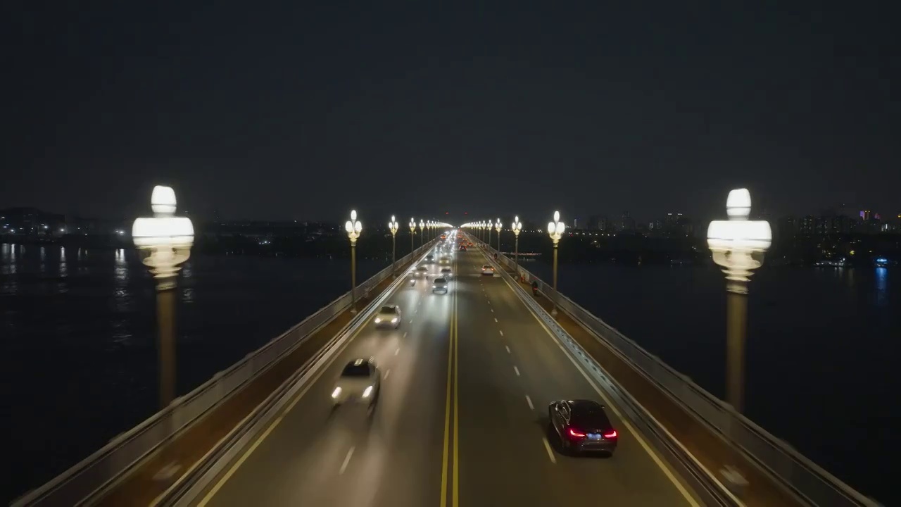 航拍夜幕下的南京长江大桥道路车流视频素材