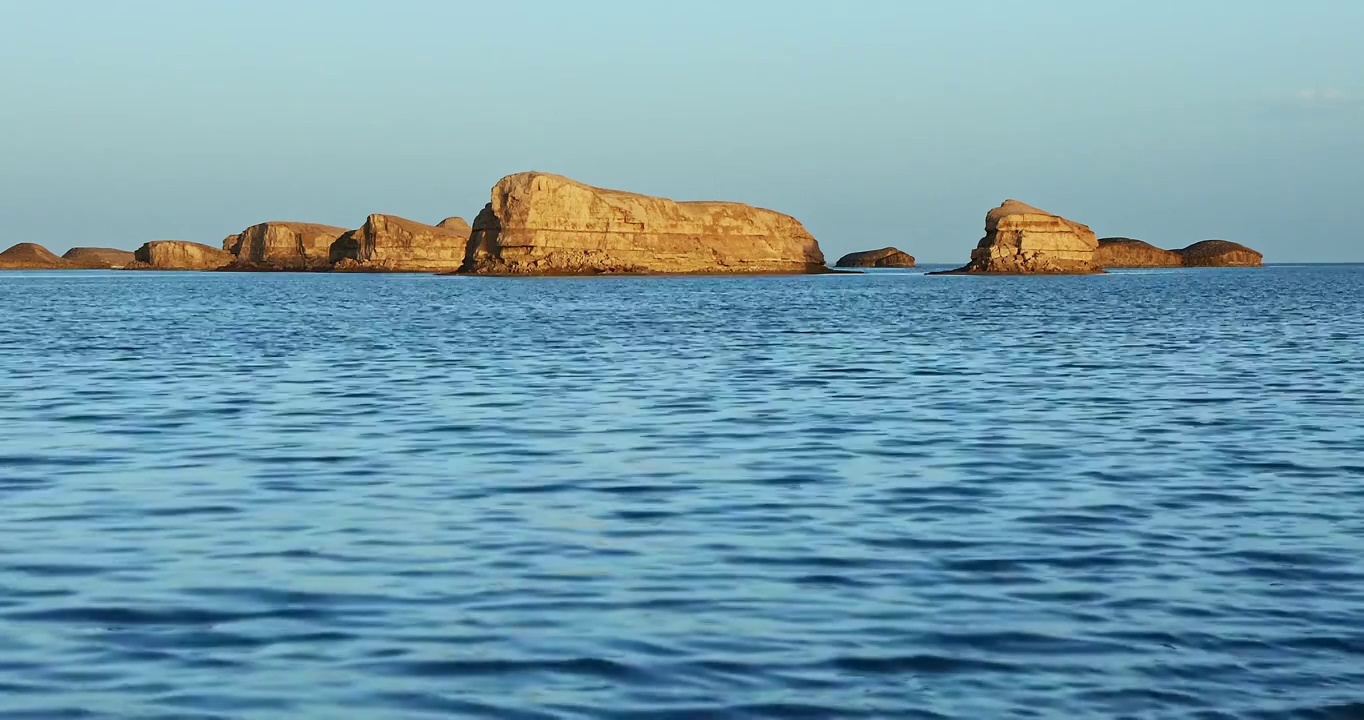 水上雅丹，乌素特水上雅丹，湖水中的雅丹地貌，湖中的岛屿视频素材