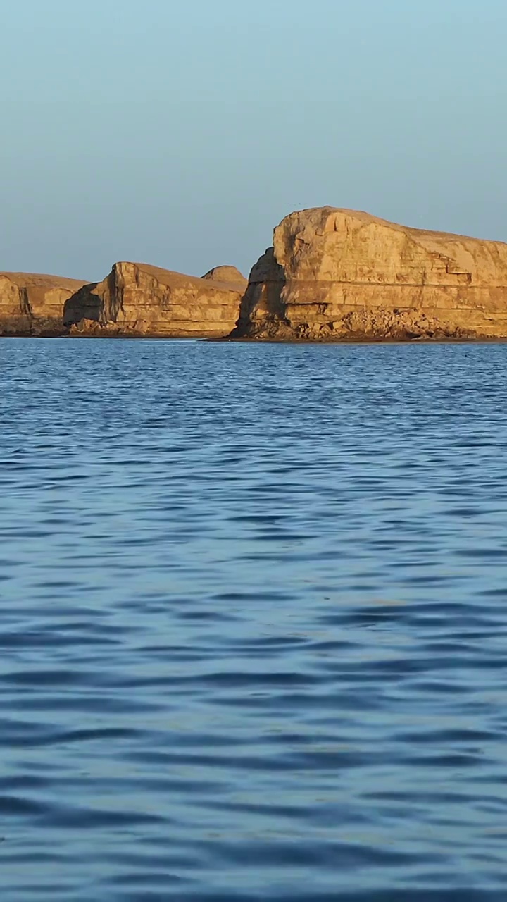 水上雅丹，乌素特水上雅丹，湖水中的雅丹地貌，湖中的岛屿视频素材