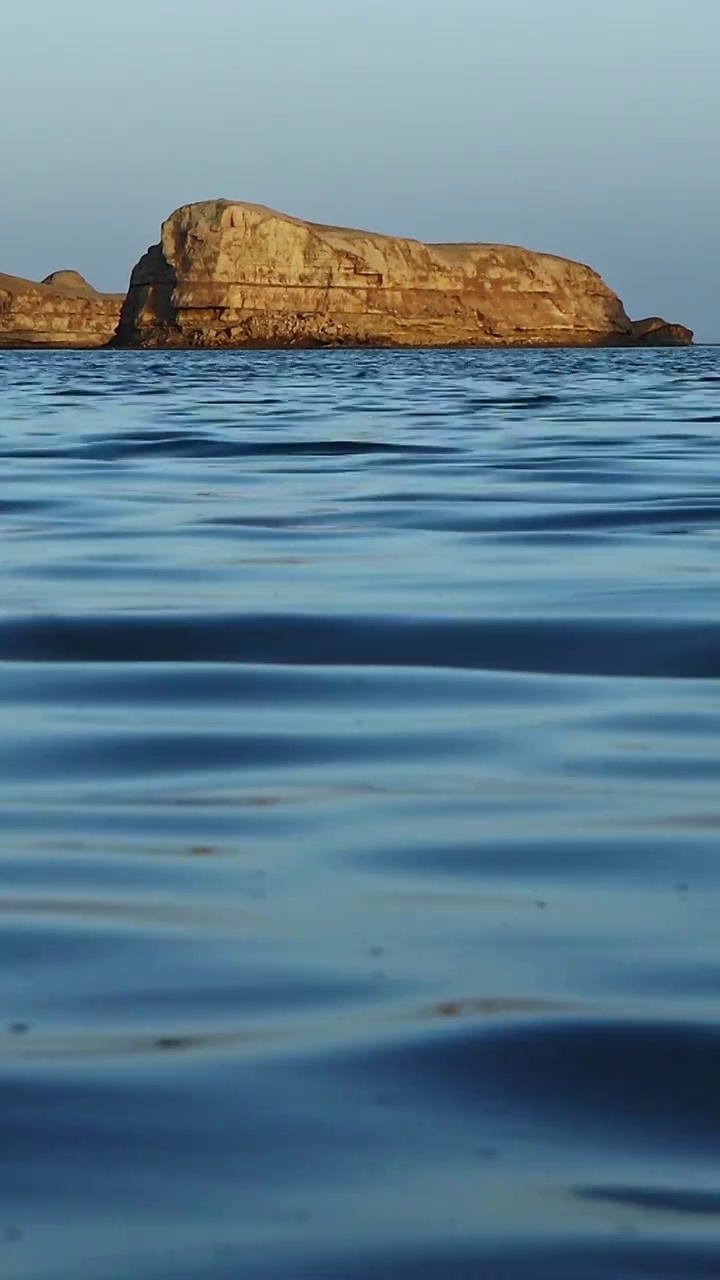 水上雅丹，乌素特水上雅丹，湖水中的雅丹地貌，湖中的岛屿视频素材