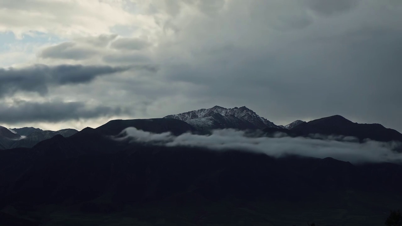 祁连山，祁连卓尔山，山峰的云雾，雪山的云雾，清晨的雪山，山峰与云视频素材