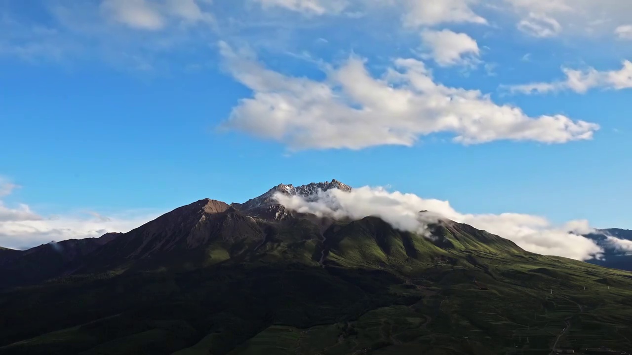 祁连山，祁连卓尔山，山峰的云雾，雪山的云雾，清晨的雪山，山峰与云视频素材