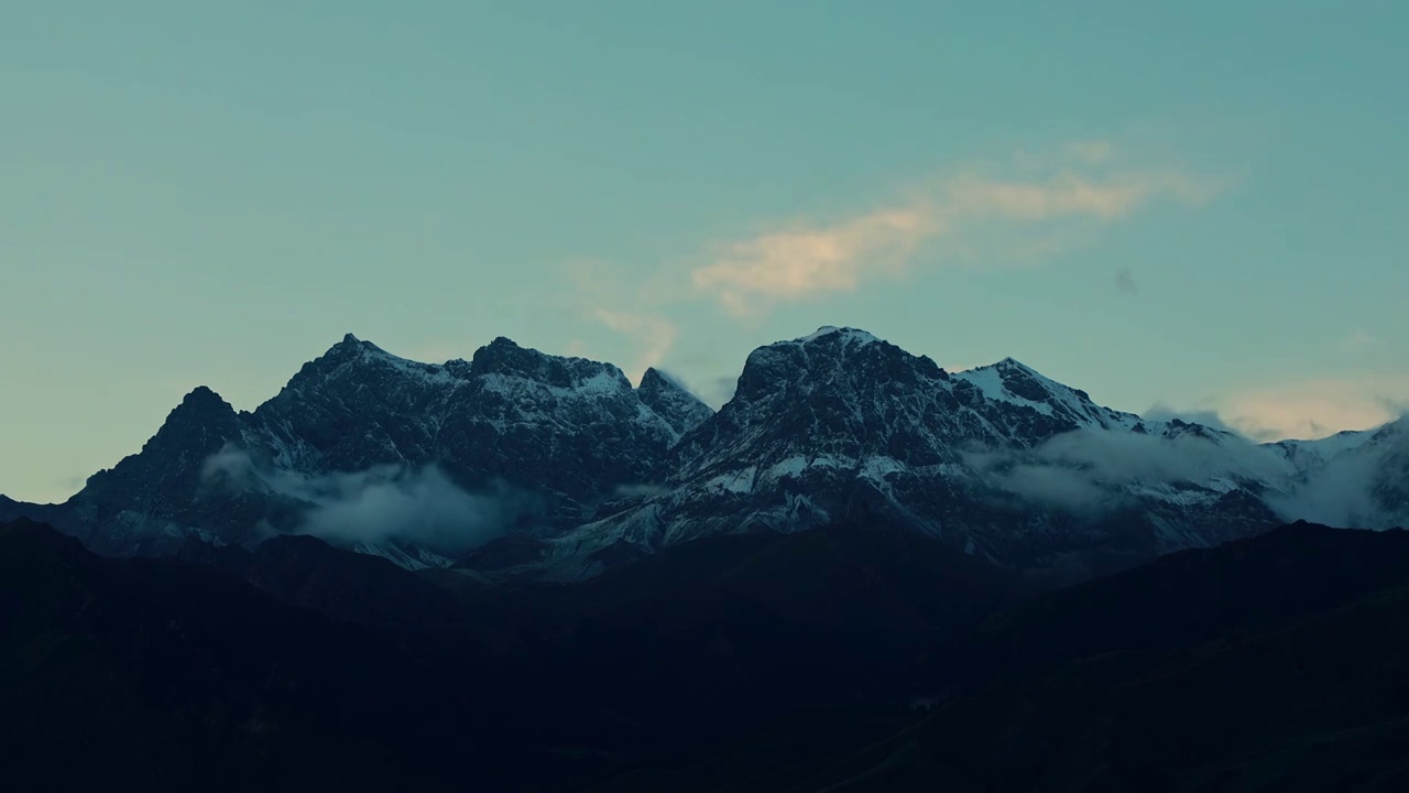 祁连山，祁连卓尔山，山峰的云雾，雪山的云雾，清晨的雪山，山峰与云视频素材