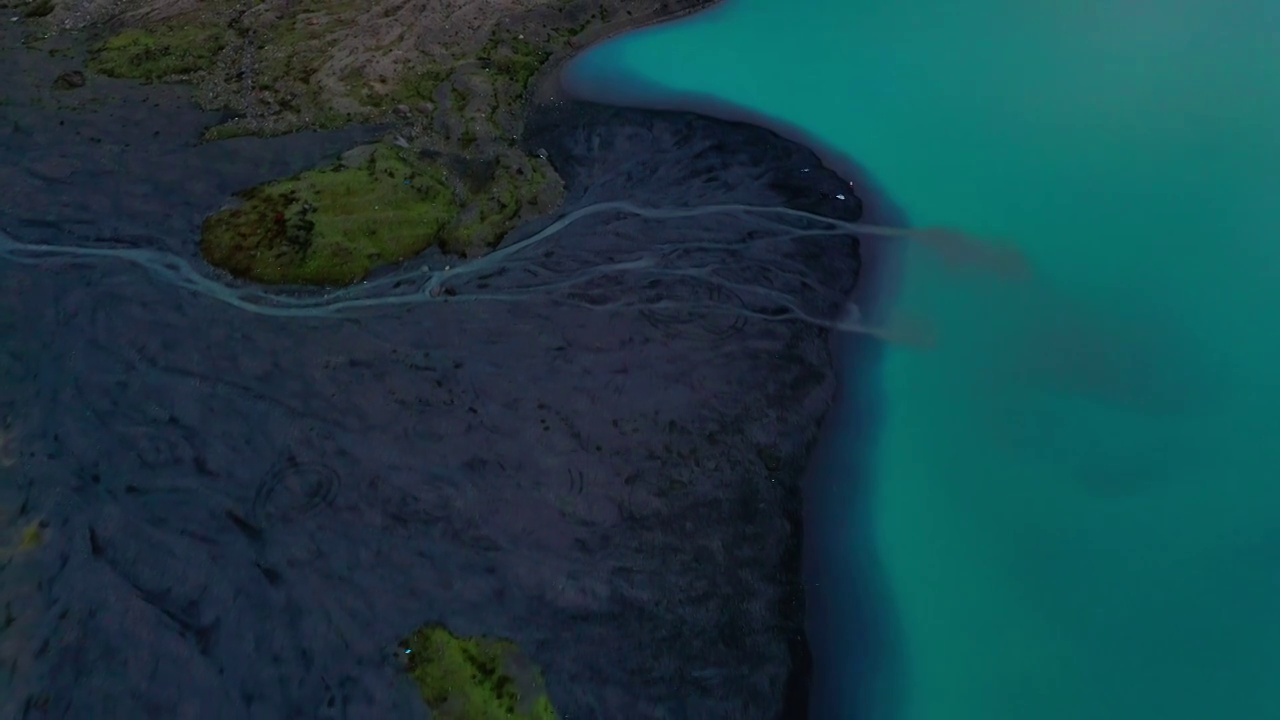 航拍萨普冰川附近的河流湿地视频素材